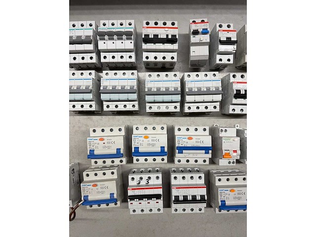 Abb, chint, geyer, hager - groepenkast componenten w.o. aardlekautomaten en hoofdschakelaars (21x) - afbeelding 2 van  6