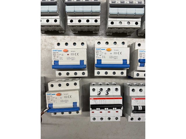 Abb, chint, geyer, hager - groepenkast componenten w.o. aardlekautomaten en hoofdschakelaars (21x) - afbeelding 4 van  6