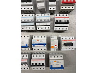 Abb, chint, geyer, hager - groepenkast componenten w.o. aardlekautomaten en hoofdschakelaars (21x) - afbeelding 5 van  6