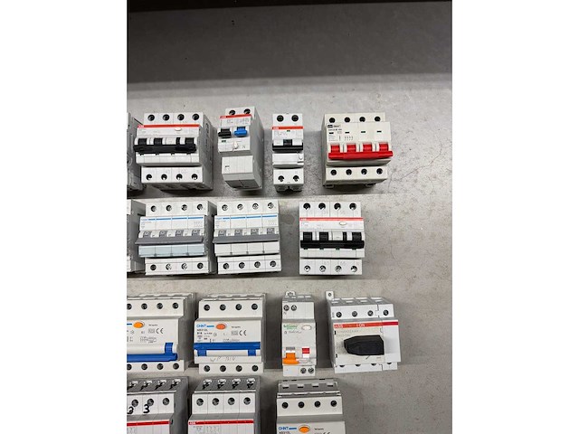 Abb, chint, geyer, hager - groepenkast componenten w.o. aardlekautomaten en hoofdschakelaars (21x) - afbeelding 6 van  6