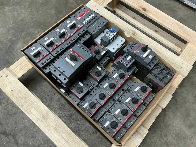 Abb divers schakelmateriaal - afbeelding 1 van  9