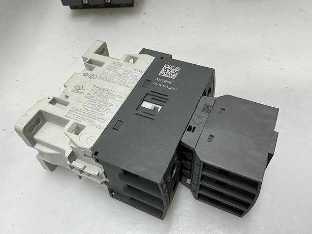 Abb divers schakelmateriaal - afbeelding 5 van  9