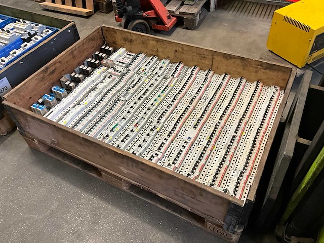 Abb / eaton schakelmateriaal - afbeelding 1 van  4