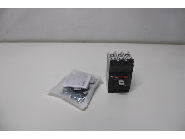 Abb-entrelec xt1 stroomonderbreker c160 tmd r160 im1600 vast 3-polig - afbeelding 2 van  2