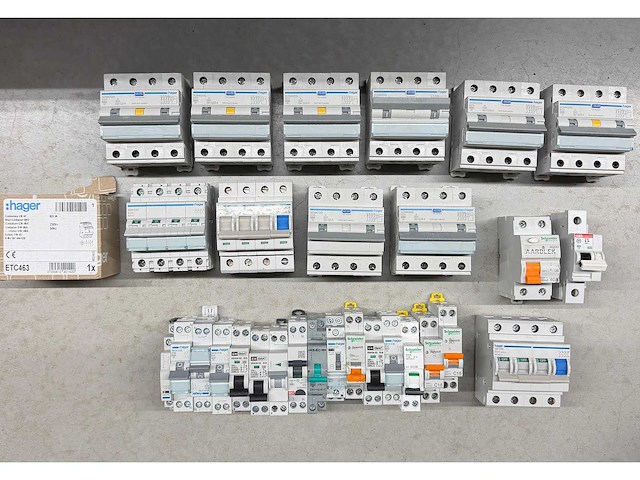 Abb, hager, holec, schneider electric - groepenkast componenten w.o. aardlekautomaten en hoofdschakelaars (30x) - afbeelding 1 van  7