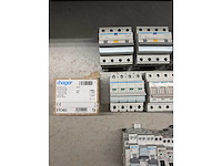 Abb, hager, holec, schneider electric - groepenkast componenten w.o. aardlekautomaten en hoofdschakelaars (30x) - afbeelding 2 van  7