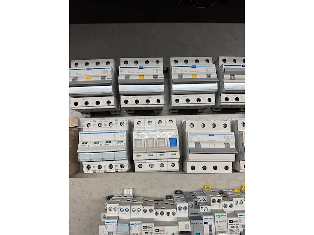 Abb, hager, holec, schneider electric - groepenkast componenten w.o. aardlekautomaten en hoofdschakelaars (30x) - afbeelding 3 van  7
