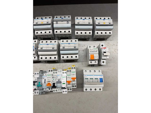 Abb, hager, holec, schneider electric - groepenkast componenten w.o. aardlekautomaten en hoofdschakelaars (30x) - afbeelding 5 van  7