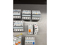 Abb, hager, holec, schneider electric - groepenkast componenten w.o. aardlekautomaten en hoofdschakelaars (30x) - afbeelding 6 van  7