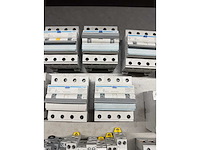 Abb, hager, holec, schneider electric - groepenkast componenten w.o. aardlekautomaten en hoofdschakelaars (30x) - afbeelding 7 van  7