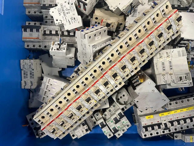 Abb, siemens, merlin gerin, schneider, legrand - partij automaten, installatieautomaten & schakelmateriaal: groepenautomaten, aardlekschakelaars, din-rails en kamrails - afbeelding 11 van  15