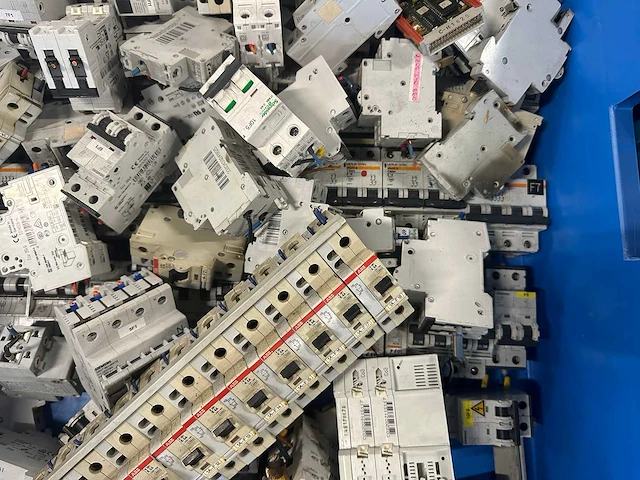 Abb, siemens, merlin gerin, schneider, legrand - partij automaten, installatieautomaten & schakelmateriaal: groepenautomaten, aardlekschakelaars, din-rails en kamrails - afbeelding 12 van  15