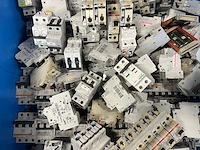 Abb, siemens, merlin gerin, schneider, legrand - partij automaten, installatieautomaten & schakelmateriaal: groepenautomaten, aardlekschakelaars, din-rails en kamrails - afbeelding 13 van  15