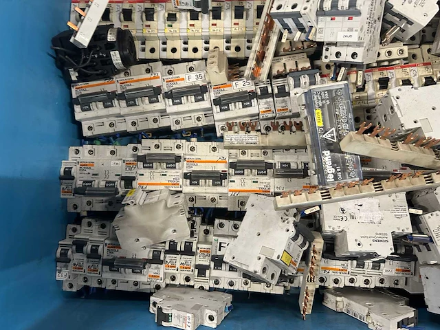 Abb, siemens, merlin gerin, schneider, legrand - partij automaten, installatieautomaten & schakelmateriaal: groepenautomaten, aardlekschakelaars, din-rails en kamrails - afbeelding 5 van  15