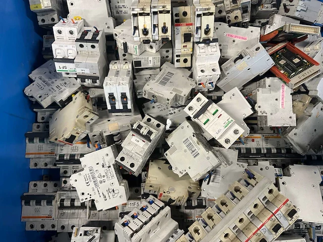 Abb, siemens, merlin gerin, schneider, legrand - partij automaten, installatieautomaten & schakelmateriaal: groepenautomaten, aardlekschakelaars, din-rails en kamrails - afbeelding 5 van  15