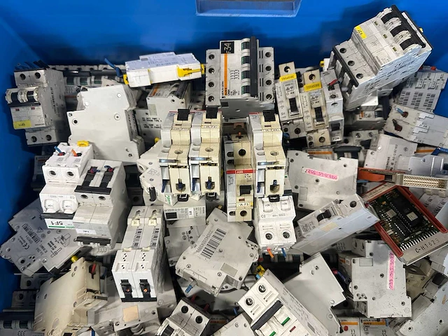 Abb, siemens, merlin gerin, schneider, legrand - partij automaten, installatieautomaten & schakelmateriaal: groepenautomaten, aardlekschakelaars, din-rails en kamrails - afbeelding 7 van  15
