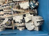 Abb, siemens, merlin gerin, schneider, legrand - partij automaten, installatieautomaten & schakelmateriaal: groepenautomaten, aardlekschakelaars, din-rails en kamrails - afbeelding 10 van  15