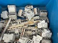 Abb, siemens, merlin gerin, schneider, legrand - partij automaten, installatieautomaten & schakelmateriaal: groepenautomaten, aardlekschakelaars, din-rails en kamrails - afbeelding 14 van  15