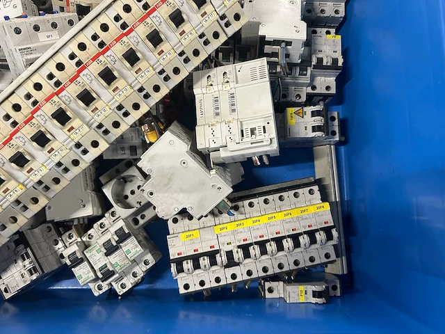 Abb, siemens, merlin gerin, schneider, legrand - partij automaten, installatieautomaten & schakelmateriaal: groepenautomaten, aardlekschakelaars, din-rails en kamrails - afbeelding 10 van  15