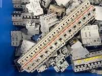 Abb, siemens, merlin gerin, schneider, legrand - partij automaten, installatieautomaten & schakelmateriaal: groepenautomaten, aardlekschakelaars, din-rails en kamrails - afbeelding 11 van  15