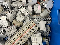 Abb, siemens, merlin gerin, schneider, legrand - partij automaten, installatieautomaten & schakelmateriaal: groepenautomaten, aardlekschakelaars, din-rails en kamrails - afbeelding 12 van  15