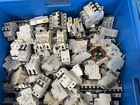 Abb, siemens, merlin gerin, schneider, legrand - partij automaten, installatieautomaten & schakelmateriaal: groepenautomaten, aardlekschakelaars, din-rails en kamrails - afbeelding 14 van  15