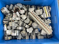 Abb, siemens, merlin gerin, schneider, legrand - partij automaten, installatieautomaten & schakelmateriaal: groepenautomaten, aardlekschakelaars, din-rails en kamrails - afbeelding 2 van  15