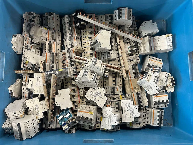 Abb, siemens, merlin gerin, schneider, legrand - partij automaten, installatieautomaten & schakelmateriaal: groepenautomaten, aardlekschakelaars, din-rails en kamrails - afbeelding 3 van  15