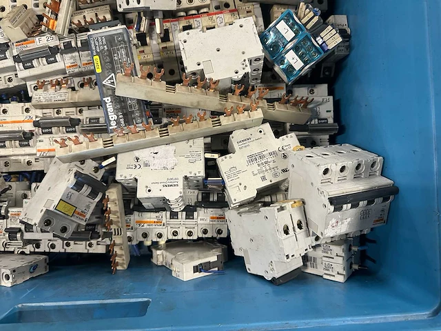 Abb, siemens, merlin gerin, schneider, legrand - partij automaten, installatieautomaten & schakelmateriaal: groepenautomaten, aardlekschakelaars, din-rails en kamrails - afbeelding 4 van  15
