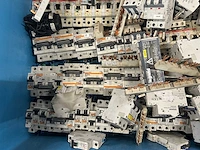 Abb, siemens, merlin gerin, schneider, legrand - partij automaten, installatieautomaten & schakelmateriaal: groepenautomaten, aardlekschakelaars, din-rails en kamrails - afbeelding 5 van  15