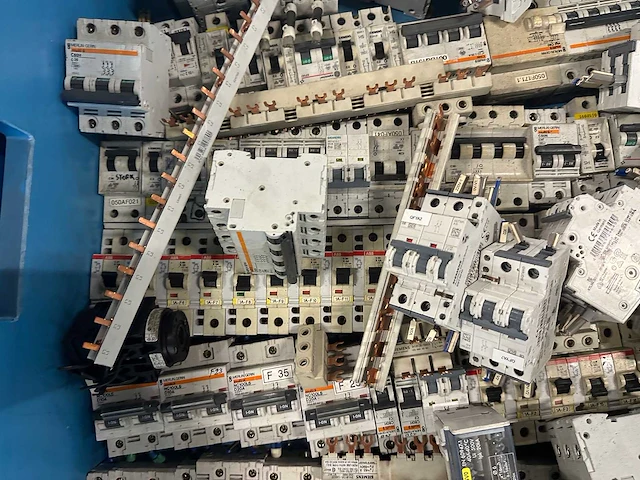 Abb, siemens, merlin gerin, schneider, legrand - partij automaten, installatieautomaten & schakelmateriaal: groepenautomaten, aardlekschakelaars, din-rails en kamrails - afbeelding 7 van  15