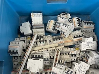Abb, siemens, merlin gerin, schneider, legrand - partij automaten, installatieautomaten & schakelmateriaal: groepenautomaten, aardlekschakelaars, din-rails en kamrails - afbeelding 9 van  15