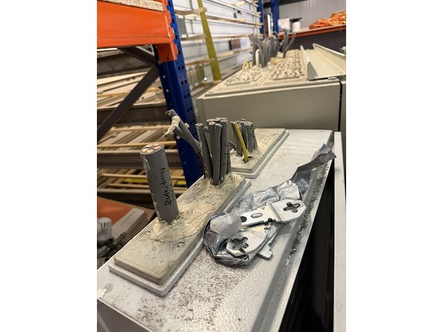 Abb …spanning kast met inhoud, abb - afbeelding 2 van  10