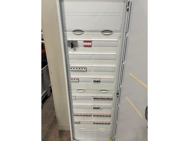 Abb …spanning kast met inhoud, abb - afbeelding 1 van  10