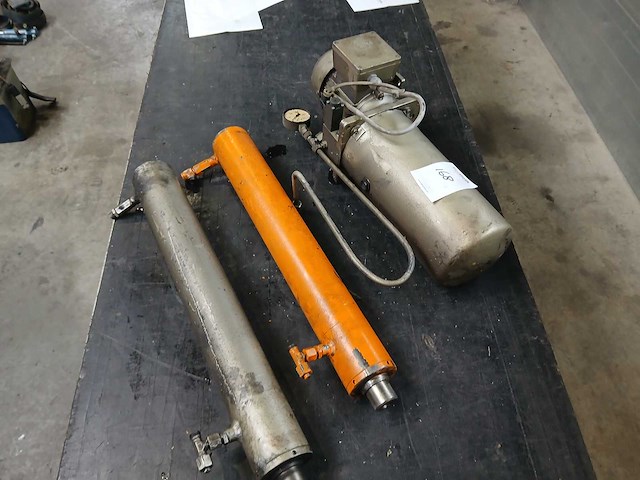 Abm - hydraulische pomp met cilinders - afbeelding 1 van  4