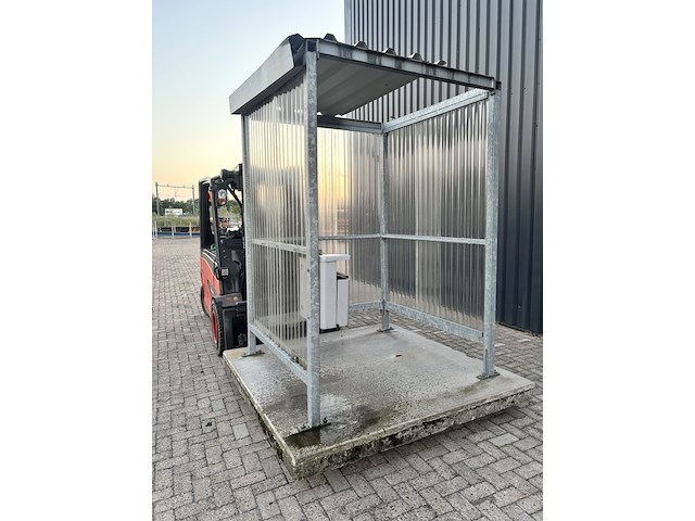 Abri rokershok / rookcabine op betonplaat, stelcon, zonder stalen rand - afbeelding 1 van  2