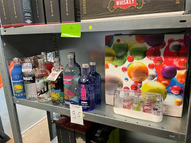 Absolut fles vodka (10 x limited editions en 17 x mini box) - afbeelding 1 van  6