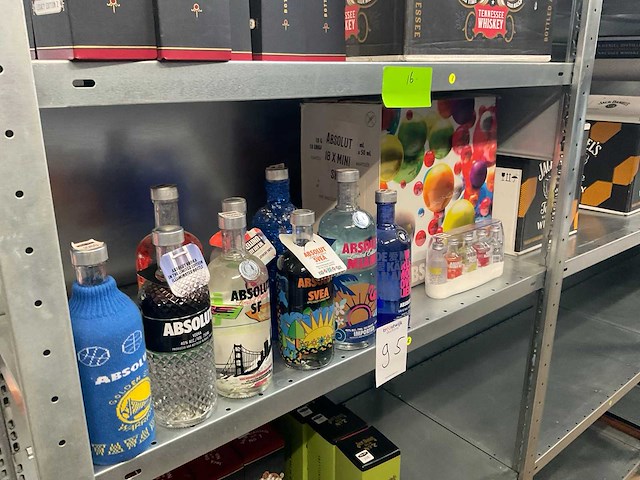 Absolut fles vodka (10 x limited editions en 17 x mini box) - afbeelding 2 van  6