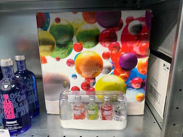 Absolut fles vodka (10 x limited editions en 17 x mini box) - afbeelding 6 van  6