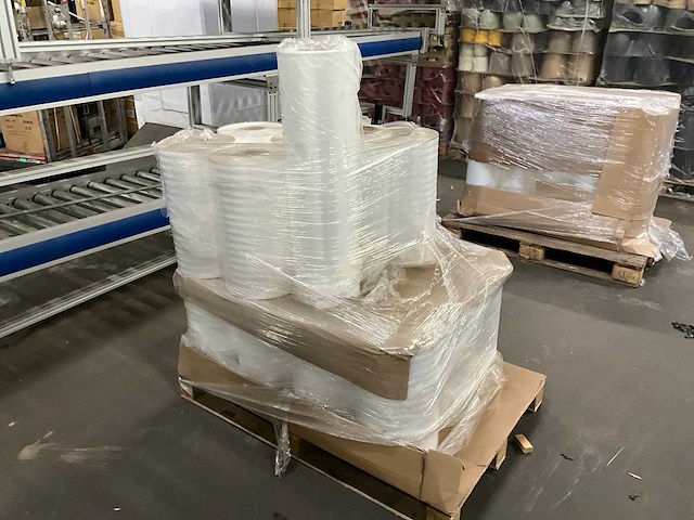 A+c plastic pallet met rollen plastic/krimpfolie (6x) - afbeelding 13 van  13
