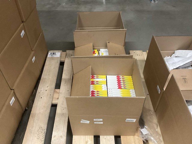 Accezz iphone 12 (pro) partij telefoonhoesjes (ca. 320x) - afbeelding 2 van  5