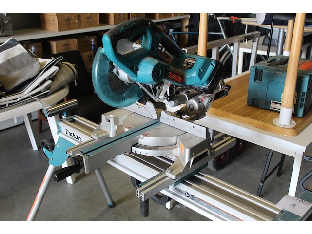 Accu afkort- / verstekzaag makita dls704 36v op inklapbaar werkstatief wst06. - afbeelding 2 van  5