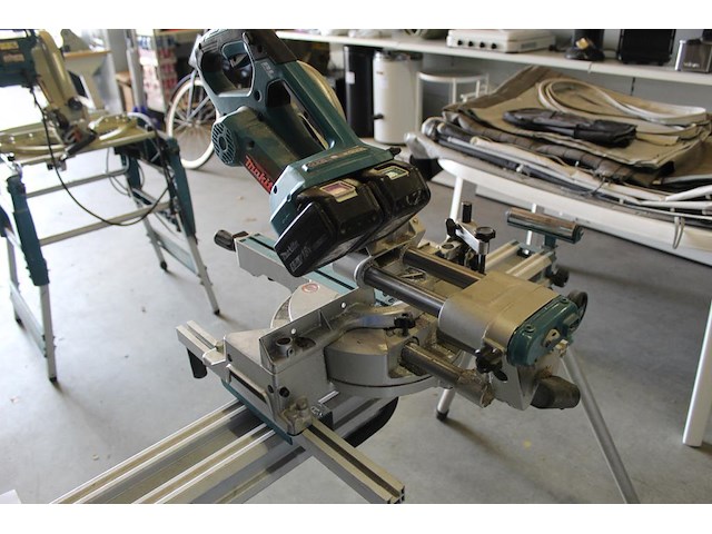 Accu afkort- / verstekzaag makita dls704 36v op inklapbaar werkstatief wst06. - afbeelding 3 van  5