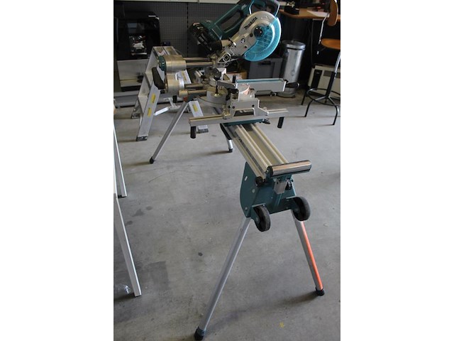 Accu afkort- / verstekzaag makita dls704 36v op inklapbaar werkstatief wst06. - afbeelding 5 van  5