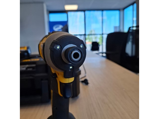 Accu boormachine met slagschroevendraaier dewalt, dcd709 / dcf809, bouwjaar 2024 - afbeelding 10 van  11