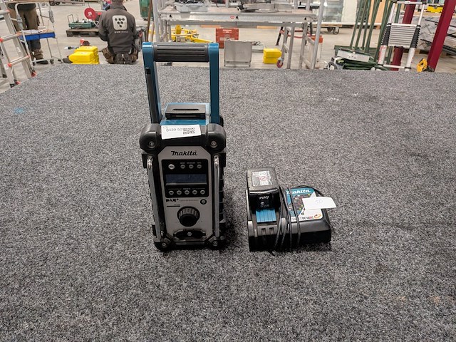 Accu bouwradio makita, dmr110, bouwjaar 2021 - afbeelding 1 van  6