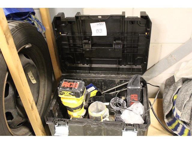 Accu bovenfrees dewalt d262004 met accu en lader in koffer - afbeelding 1 van  2