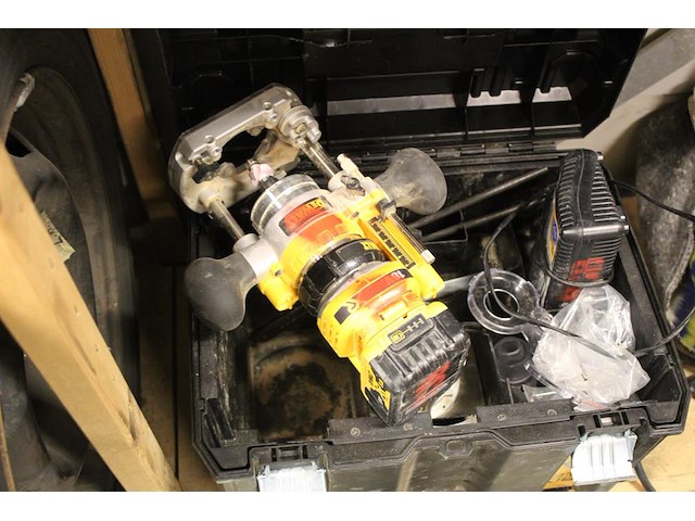 Accu bovenfrees dewalt d262004 met accu en lader in koffer - afbeelding 2 van  2