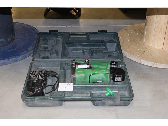 Accu draadeindknipper hitachi cl10d met twee accu's en lader in koffer - afbeelding 1 van  2