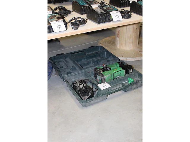Accu draadeindknipper hitachi cl10d met twee accu's en lader in koffer - afbeelding 2 van  2